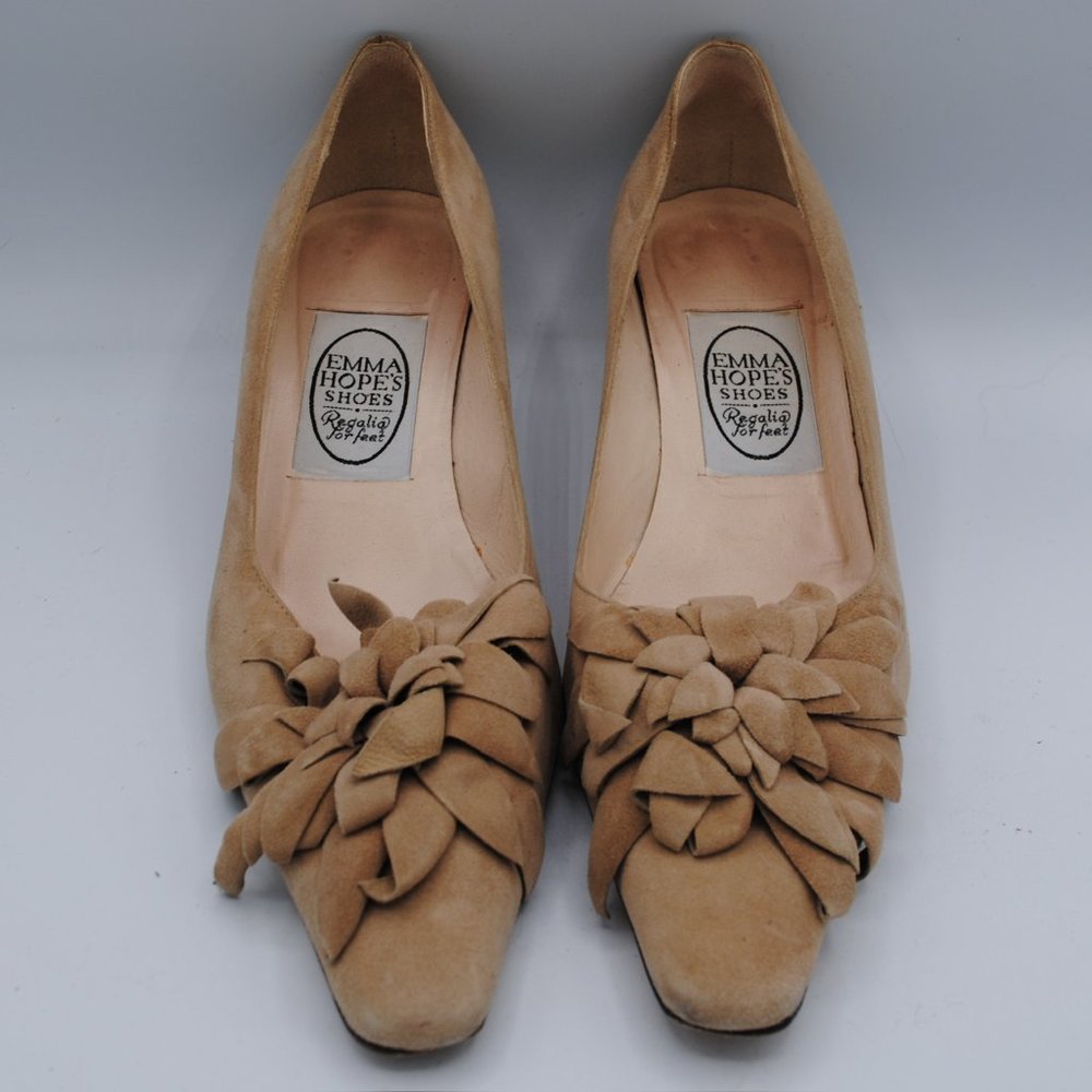 Emma Hope Suede Heel with Suede Flower Detail in Tan sz. 38.5